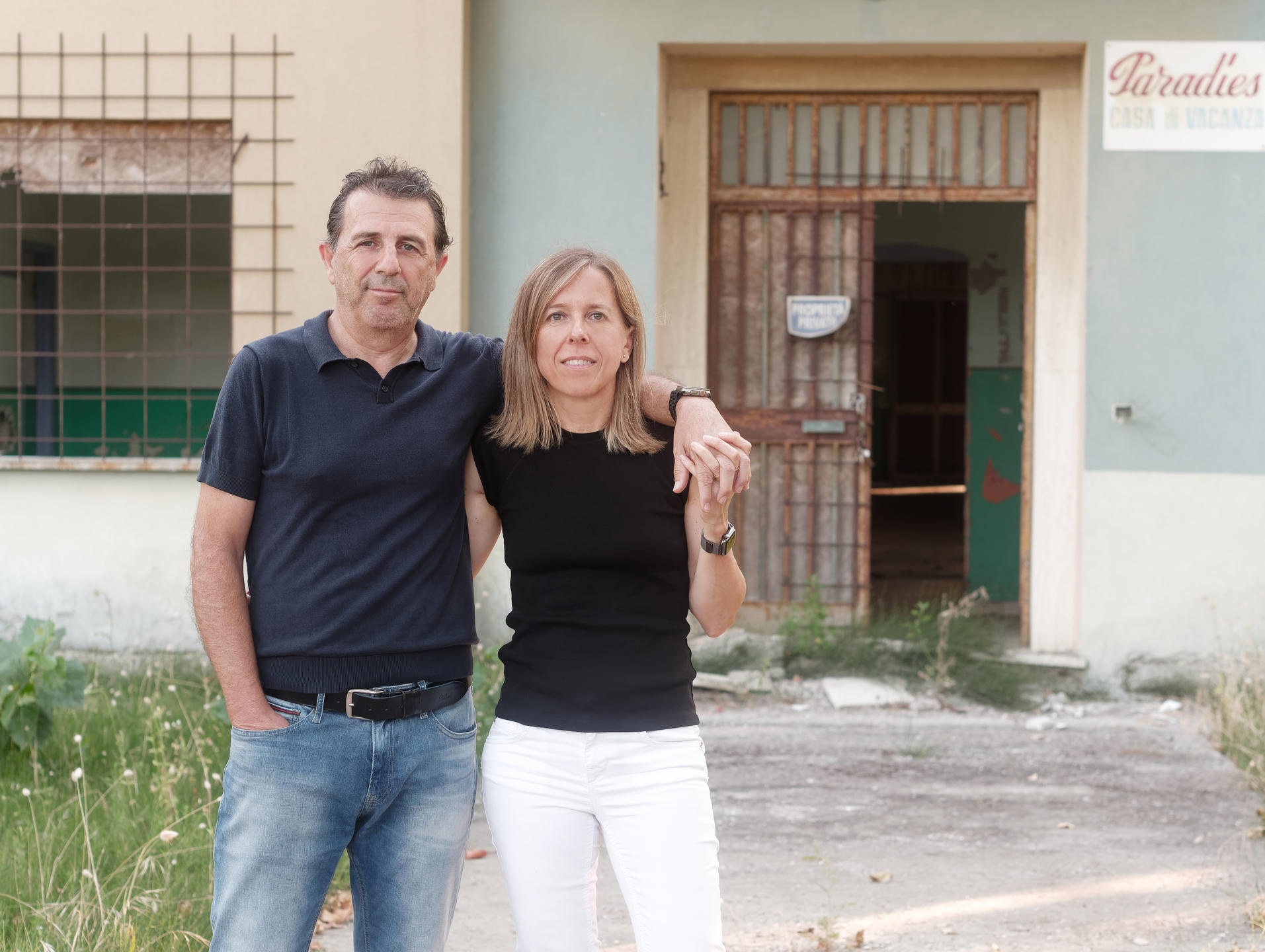 Vittorio e Michela all'ingresso dell'Ex Colonia Paradies